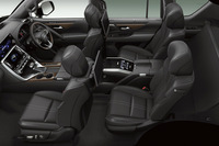 「LX600“エグゼクティブ”」のシートは4座。後席には各種リラクゼーション機能に加え、天井から空気を流すシャワー空調機能や、読書灯なども装備される。