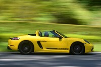 0-100km/h加速のタイムは6段MT車が5.1秒で7段PDK車が4.7秒。最高速は275km/hに達する。