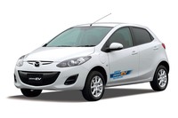 2012年から電気自動車「デミオEV」（写真）を地方自治体や企業にリース販売しているマツダ。同社は2020年に、独自開発したピュアEVのほか、発電用の小型ロータリーエンジンを搭載するレンジエクステンダー付きEVを市場投入するという。