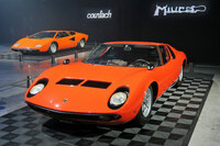 ランボルギーニは歴史的に、12気筒のミドシップカーに強くこだわってきたブランドだ。写真の「ミウラ」（手前）や「カウンタック」（奥）も、その代表的モデルとして広く知られている。