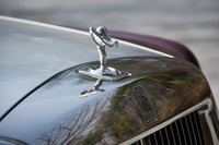 パルテノングリルの上部に備わる「スピリット・オブ・エクスタシー」と呼ばれるマスコット。歩行者保護や盗難防止などの理由から、現在のものは格納式となっている。