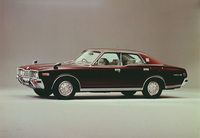 330型「セドリック」のなかで、オーナー向けでは一番人気だったBピラーレスの4ドアハードトップ。