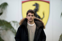 1997年生まれのモナコ人、シャルル・ルクレール（写真）は、2016年にフェラーリ・ドライバー・アカデミーの一員となり、フェラーリやハースのマシンをテスト。2018年に満を持してザウバーからGPデビューを飾るとめきめきと頭角を現し、第4戦アゼルバイジャンGPで6位初入賞。初年度で予選Q3進出8回、入賞10回を記録した。速さはもちろん、ルーキーらしからぬミスのないドライビングで高い評価を得て、キャリア2年目にしてフェラーリ入りを決めた。昨季ミスが多発したエース格のセバスチャン・ベッテルが、このF1界の“新星”とどう張り合うのかが、2019年シーズンの見どころのひとつとなるだろう。（Photo=Ferrari）