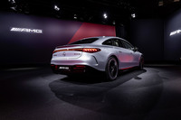「AMG EQS53 4MATIC＋」のリアビュー。バッテリー式電気自動車専用アーキテクチャーを用いる「メルセデス・ベンツEQS」をベースに開発された。