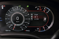 走行モードは「ツーリング」「スポーツ」「スノー／アイス」の3種類。センタークラスターの「MODE」スイッチで切り替える。