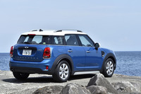 試乗車のボディーカラーは「アイランド・ブルー・メタリック」と「ホワイト」（ルーフ）のツートン。