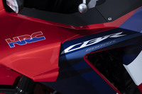 「CBR600RR」は、MotoGPマシンの技術を取り入れたミドルクラスのスーパースポーツである。従来型は2016年に国内販売を終えているので、同車が日本で販売されるのは、およそ4年ぶりのこととなった。