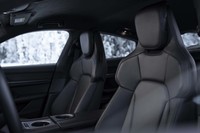 運転席には電動調整機構が標準装備。ヘッドレストへの「ポルシェクレスト」（エンブレム）のエンボス加工などはオプションで用意されている。