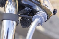 装備のアップグレードも2025年モデルのトピック。前後の灯火はLED式となり、ハンドルまわりにはUSB Type-Cポートを装備（写真）。上級モデルのブレーキ／クラッチレバーは、手のサイズに合わせて調整が可能なアジャスタブル式となった。