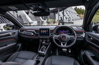 運転席周辺のディスプレイや操作系に、ドライバーが操作しやすいよう角度がつけられたコックピット。ドアとダッシュボードにはカーボン調パネルが組み込まれている。
