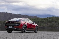 今回の試乗車は2.4リッターターボハイブリッド「RS」の上位グレード“アドバンスト”。10スピーカーのトヨタプレミアムサウンドシステムなどを専用装備する。