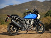 パンアメリカ1250スペシャル（写真の車体色は新色「ファストバックブルー／ホワイトサンド」）