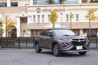 ボディーカラーはツートン×5、単色×4の全9タイプ。このブラウンツートンの正式名称は「アースンブラウンパールメタリック ブラックツートンルーフ」、シルバーツートンは「スプレンディッドシルバーパールメタリック ブラックツートンルーフ」で、どれも名前が長い。