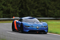 「A110」の誕生50周年を記念し2012年に開発されたコンセプトカー「A110-50」。ベースは「ルノー・メガーヌR.S.」の高性能モデル「トロフィー」だった。このコンセプトカーへの反響が、新生「A110」誕生の後押しになったといえる。