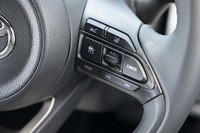 先進運転支援システム「Toyota Safety Sense」は「ヤリス」全車に標準装備される。写真はその操作スイッチ。