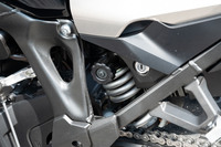 サスペンションは、前がショーワの「SFF-BP」倒立フロントフォーク、後ろが分離加圧タイプのモノショックユニット。路面追従性の高さと快適な乗り心地を重視した調律がなされている。