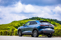 ハイブリッド車の「e：HEV X」がベースとなる「HuNTパッケージ」は「都市も自然もアクティブに楽しむ」をテーマに、ルーフレールや専用アルミホイールなどの装備でオフロードテイストを表現している。