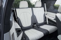 ホイールベースが3105mmもあるだけあって、3列目シートはご覧の広さ。おとなでもきちんと座れるのがありがたい。