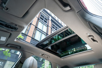 ガラス部分の面積が1.35平方メートルという巨大なパノラマサンルーフ。