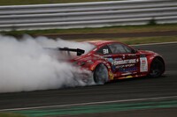 迫力の走りで来場者を魅了した、蕎麦切（そばぎり）広大選手とそのマシン「インフィニティQ60」。