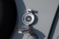 指定燃料のオクタン価は95＋。日本ではハイオクガソリンを給油する必要がある。