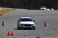 ショートサーキットで行われたブレーキングのプログラムの様子。制動の最中にハンドルを切り、障害物をよける練習も行われた。