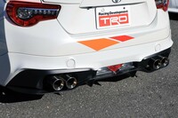 エンジンそのものに関しては基本的にノーマルだが、排気系には左右4本出しの「ハイレスポンスマフラーVer.R」が装備されていた。