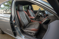 シートの形状は全車同じで、グレードによって多彩な表皮が設定される。「G」（写真）の場合はファブリック素材が標準となる。