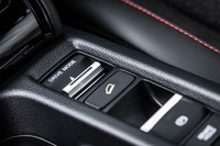 「ヴェゼルe：HEV RS」のセンターコンソールに置かれた「ドライブモードセレクター。「ドライブモードセレクターで『SPORT』モードを選ぶと、アクセルの踏み込み量が小さくても、より大きな駆動力を取りにいく制御になります。また、4WDはドライ路面でもアクセルの踏み込み具合に合わせてトルク配分するようになっています」と渡辺さん。