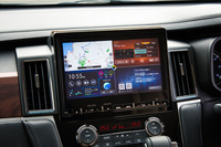 インパネのセンターには10.1型の大型タッチスクリーンが備わる。画面真ん中のひし形を動かすことで、オーディオ、マップ、アプリケーション、ツールからなる4つの表示領域を直感的に変更できる。