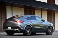 なだらかなルーフラインは「GLEクーペ」の最大の特徴。2016年に国内で発売された初代に比べ、全長は65mm長く、全高は15mm低くなった、