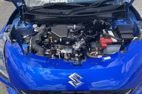 新開発の1.2リッター直3自然吸気エンジン「Z12E」は最高出力82PS、最大トルク108N・mを発生。マイルドハイブリッドのCVT搭載モデルは、FF車で23.4～25.4km/リッター、4WD車で22.0～22.7km/リッターという燃費（WLTCモード）を実現している。