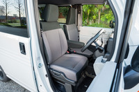 シートらしい形状をしているのは運転席だけで、ご覧のとおり助手席は座面も背もたれも真っ平だ。ただし畳んで使うのが前提なのでこれでいい。