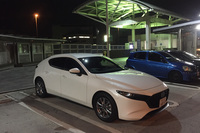 首都高で試乗した「マツダ3ファストバック15S」。1.5リッター直4に6段MTを組み合わせ、タイヤは16インチでお値段222万1389円（車両本体価格）とは、まさに良識のカタマリである。