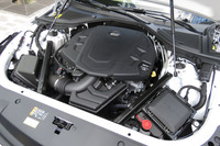 「CT6プラチナム」の3.6リッターV6 DOHCエンジン。最高出力340ps（250kW）、最大トルク39.4kgm（386Nm）を誇り、4輪を駆動して1920kgのボディーを軽々と走らせる。