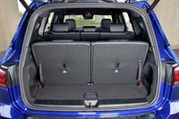 すべてのシートを使ってフル乗車した際の荷室容量は130リッター。3列目のシートは、写真の赤いベルトを引くことで荷室側からも倒せる。グレーのベルトは復帰用。