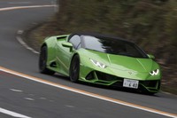 アンダーボディーまで見直しを図り、空力性能は大幅に高められた。「ウラカンEVOスパイダー」のダウンフォースは、マイナーチェンジ前の「ウラカン スパイダー」の5倍以上となっている。