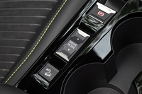 ドライブモードは「ノーマル」「エコ」「スポーツ」の3種類。FWD車のみの設定ながらヒルディセントコントロールも備わっている。