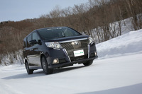 氷上スキッドパッドでアイス性能をチェック。新たなトレッドパターンの威力を実感できた。
