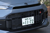 GRブランドのテイストを採用しながら、SUVの力強さと安定感を表現した「カローラ クロスGRスポーツ」のフロントフェイス。大型の「ファンクショナルマトリクスグリル」と、左右のヘッドランプを一文字につなげたボンネットの先端は、標準モデルにはない同モデルの専用アイテムである。