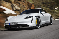 「タイカン」の日本導入モデルは全車右ハンドル仕様となる。