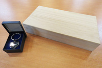 デスク竹下の提言により、キーホルダーは重要なものをしまう木箱、通称「ほったBOX」に封印し、祭事の時のみお世話になることとなった。どうでもいいことだが、文中の「なむなむ！」とは、森見登美彦氏の小説に登場する万能のおまじないである。なむなむ！