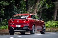 コーナーではロールがきっちりと抑えられ、安定した姿勢のままスポーティーに駆けぬけられる。その走りは実に爽快。アクセルペダルを深く踏み込めば乾いたサウンドが高まり、マニュアルモードなら6500rpmまで引っ張ることができる。