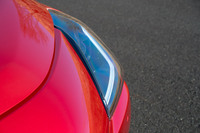 ヘッドランプはカバーがボディーからはみ出しているかのように膨らんだユニークな形状。これが未来感を生み出している。