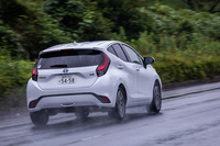 運転支援システムの充実も新型「アクア」のセリングポイント。最新世代の「Toyota Safety Sense」が全車標準装備となり、操舵やブレーキ・アクセルの操作、ギアチェンジなど、駐車時における全操作を車両が支援する「トヨタチームメイト（アドバンストパーク＋パーキングサポートブレーキ）」がオプション設定されている。