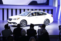 従来型よりも伸びやかでスポーティーなデザインとなった新型「レガシィ」だが、他のライバル車種と比べると、まだセダンらしいオーソドックスなスタイリングといえる。