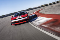 「849テスタロッサ」の駆動方式は4WD。最新鋭の電子制御システムと相まって、圧倒的パワーを着実に路面へと伝える。なお、前後の重量配分は45：55となっている。