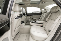 Lモデルのホイールベースは、標準モデルより130mm長い3128mm。従来型のLと比較して、新型の室内長は32mm拡大されている。