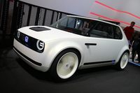 ホンダの「アーバンEVコンセプト」。力強い前後フェンダーアーチをはじめ、デザインは初代「シビック」から着想を得たのは明らかである。