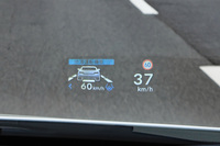 システムの作動状態は、デジタルメーターに加え、ヘッドアップディスプレイにも表示される。